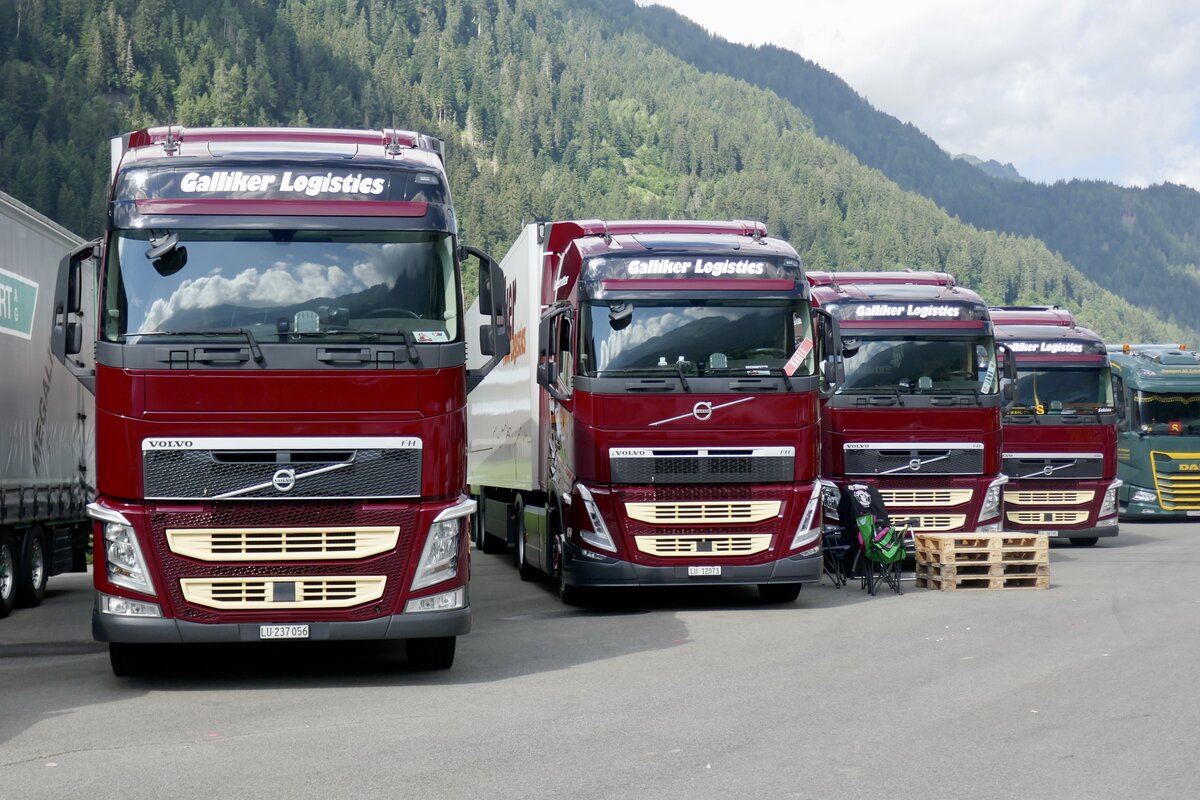 Vier Volvo FH Sattelzüge von Galliker die am 14.7.24 beim Trucker Treffen in Ambri stehen.