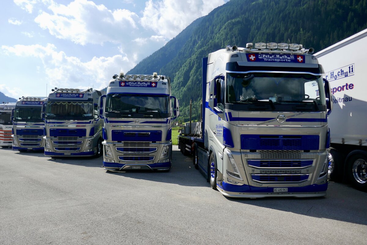 Vier Volvos von Peter Hochuli Transporte die am 14.7.24 beim Trucker Treffen in Ambri stehen.