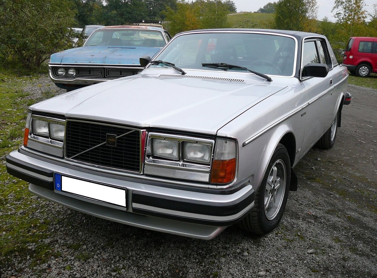 Volvo 262C (Das C in der Typenbezeichnung steht für Coupe). Das Coupe wurde von 1976 bis 1982 bei der Carrozzeria Bertone in Turin montiert. Die meisten der 6.622 produzierten 262C gingen in den Export nach USA und Canada. Unter der Haube dürfte ein V6-Motor mit einem Hubraum von 2849 cm³ und einer Leistung von 155 PS seinen Dienst verrichten. Besucherparkplatz des LaPaDu im Oktober 2018.