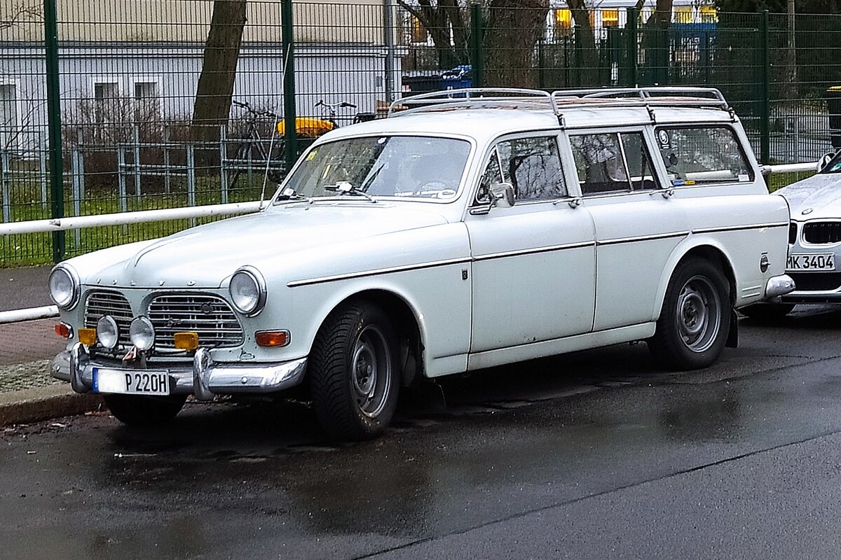 Volvo Amazon Kombi, fotografiert um 19.12.2024 in Berlin Lichtenberg. Etwas in die Jahre gekommen, aber anscheinend noch im Dauereinsatz.