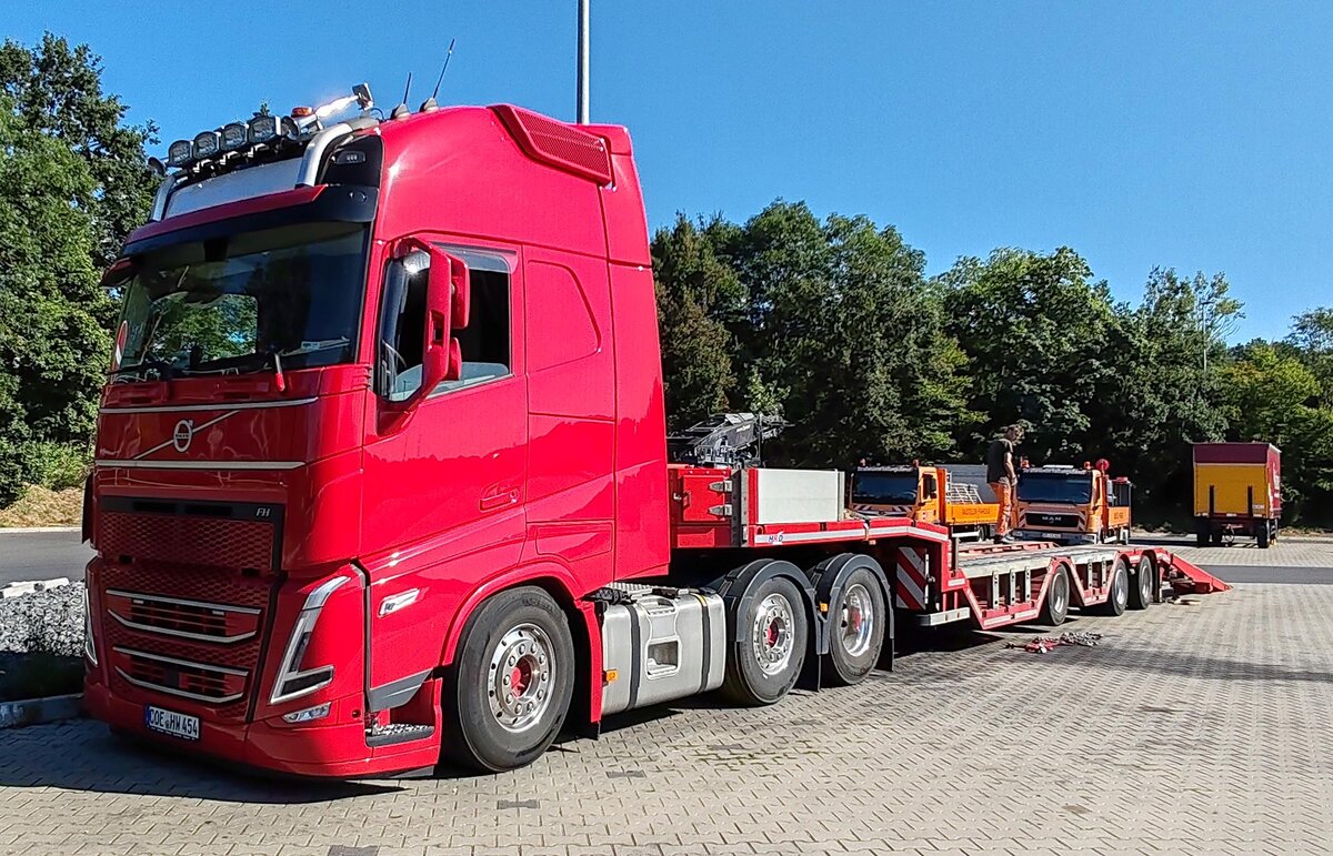 =Volvo FH-Sattelzug steht auf dem Rasthof Fulda-Nord, 08-2024