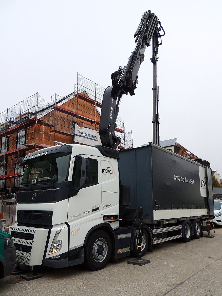 VOLVO FH500 mit integriertem Hydraulikkran zur optimalen Fensteranlieferung bzw. deren Einbau; 241104