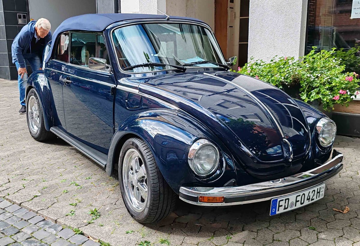 =VW 1303 Cabrio steht auf der Ausstellungsfläche anl. dem Hünfelder Stadtfest 2024