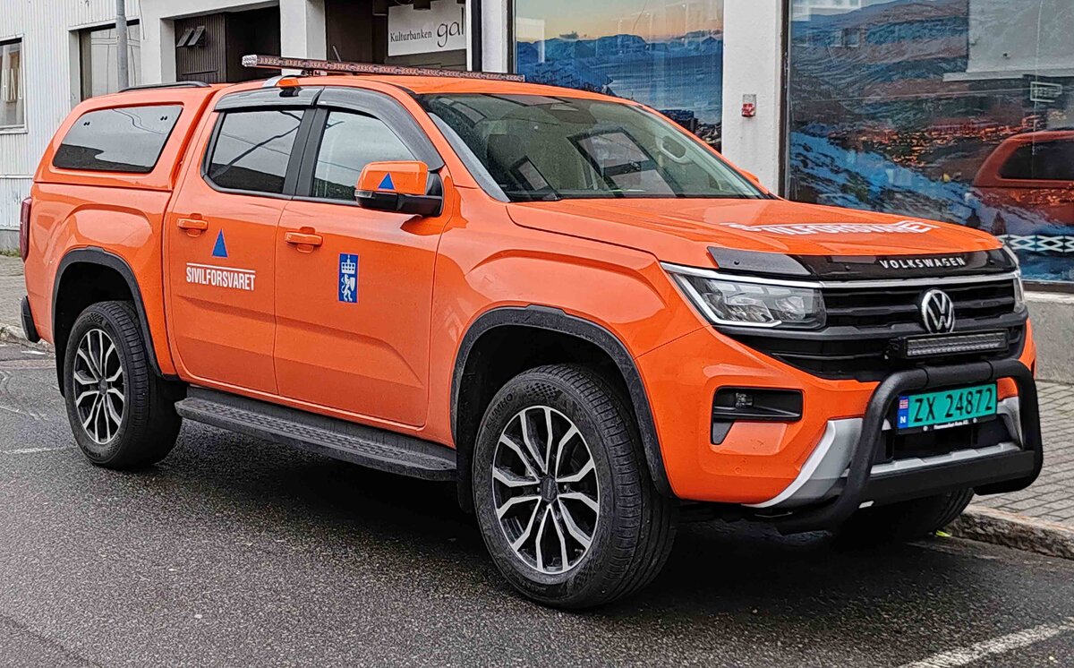 =VW Amarok von SIVILFORSVARET (Google sagt ZIVILVERTEIDIGUNG) steht im September 2024 in Hammerfest