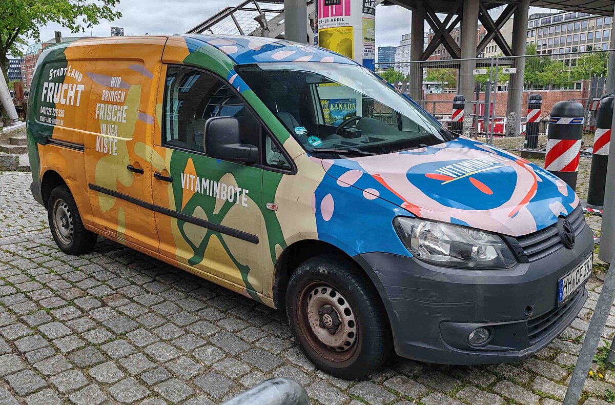 =VW Caddy der Firma VITAMINBOTE, gesehen in der Hamburger Speicherstadt im Mai 2024