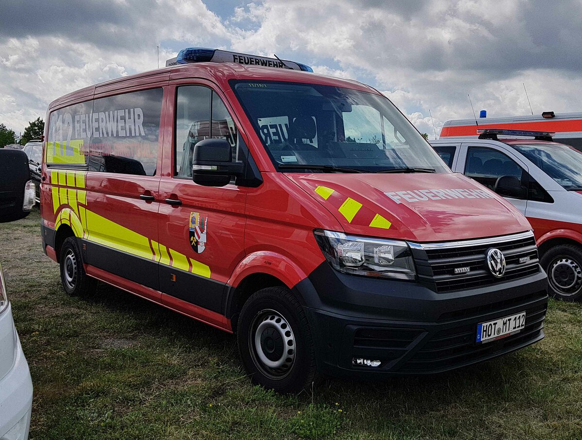 =VW Crafter der Feuerwehr HOHENSTEIN-ERNSTTAL steht auf dem Parkplatzgelände der RettMobil 2022 in Fulda, 05-2022