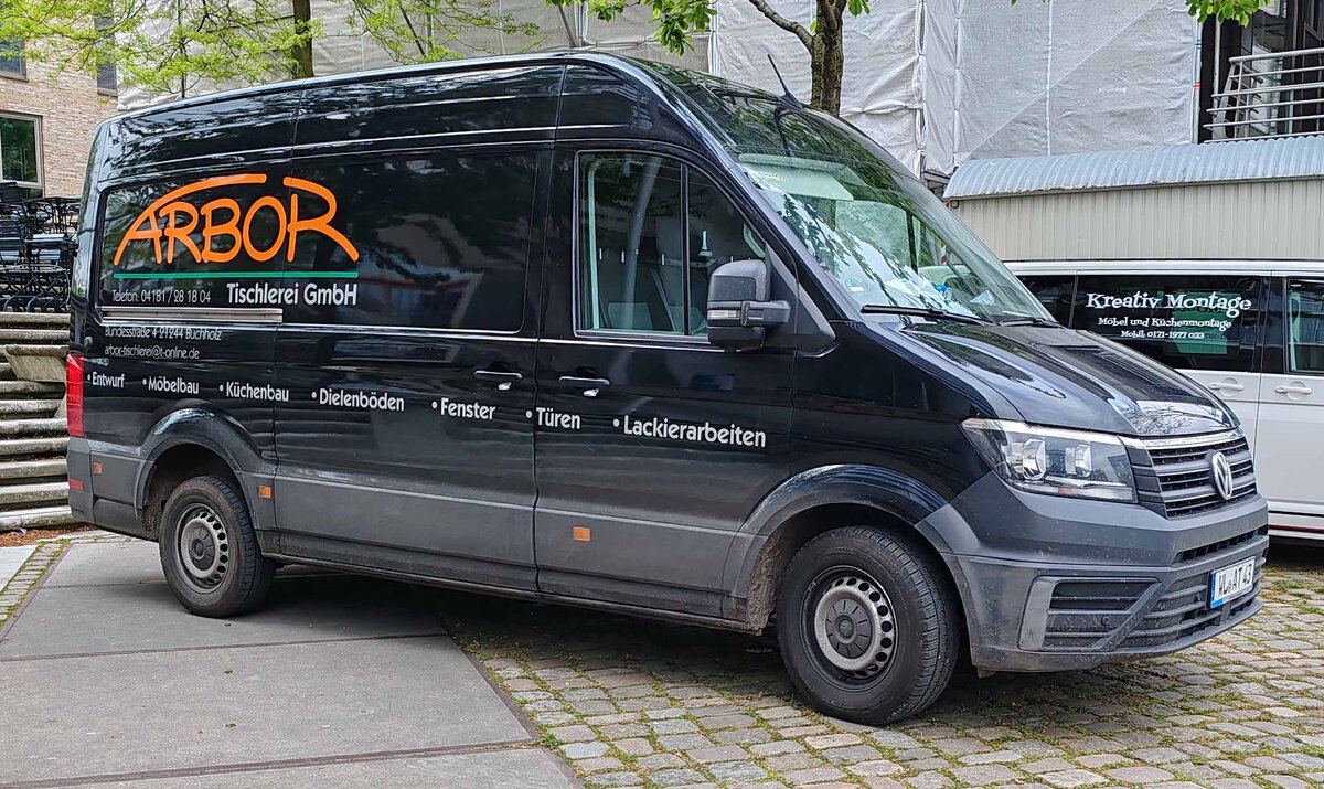 =VW Crafter II der Tischlerei ARBOR steht auf einer Baustelle in Hamburg, 05-2024