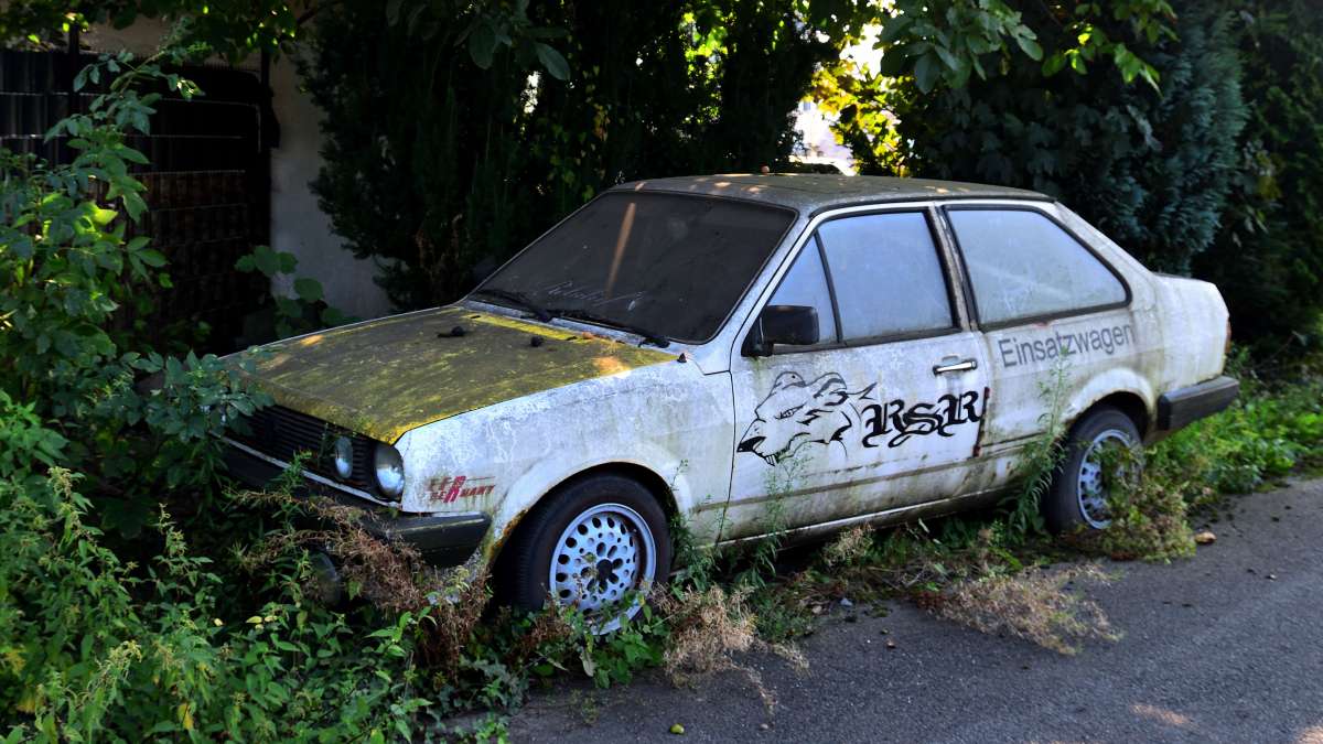 VW Derby, ein auf der Basis des VW Polo entwickelter Kleinwagen, der ab Februar 1977 von Volkswagen hergestellt wurde. Steht vor einer Autoverwertung, ob er nochmal eine Chance bekommt? Aufnahme vom 19.9.24