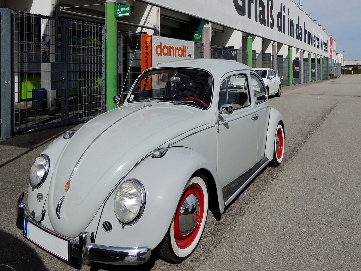 VW-Käfer hat sich vor der  Innviertel-Arena  eingefunden; 240327