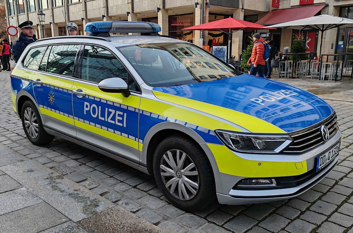 =VW Passat der sächsischen LaPo steht bereit zur Teilnahme am Stollenfestzug in Dresden, 12-2024