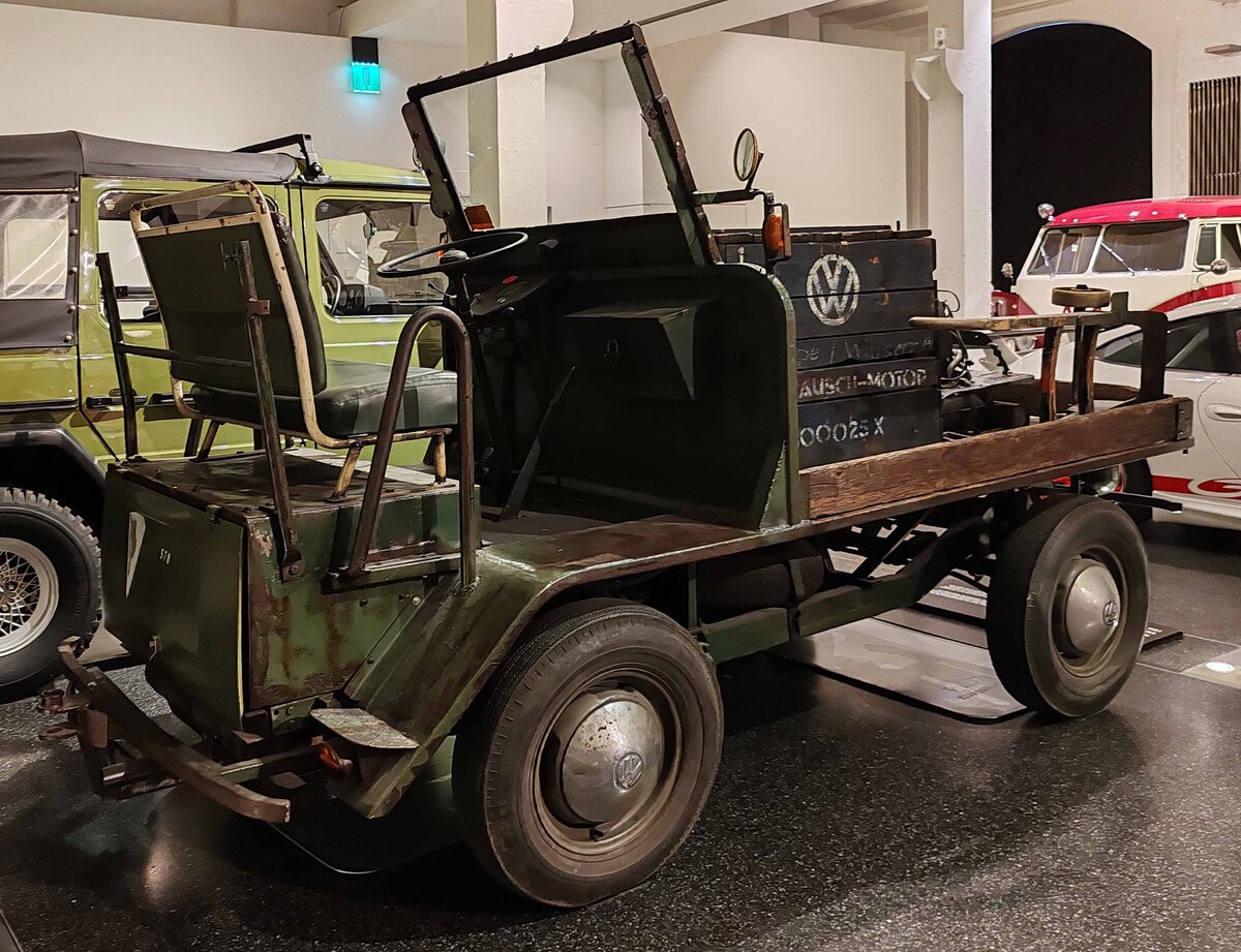 =VW Plattenwagen, Bj. 1946, 1131 ccm, 25 PS, gesehen im Museum PROTOTYP in Hamburg, 09-2024. Die Plattenwagen gelten als der Impulsgeber für den Bulli T1 und wurden von den VW-Werksangehörigen als werksinterne Transportfahrzeuge genutzt.