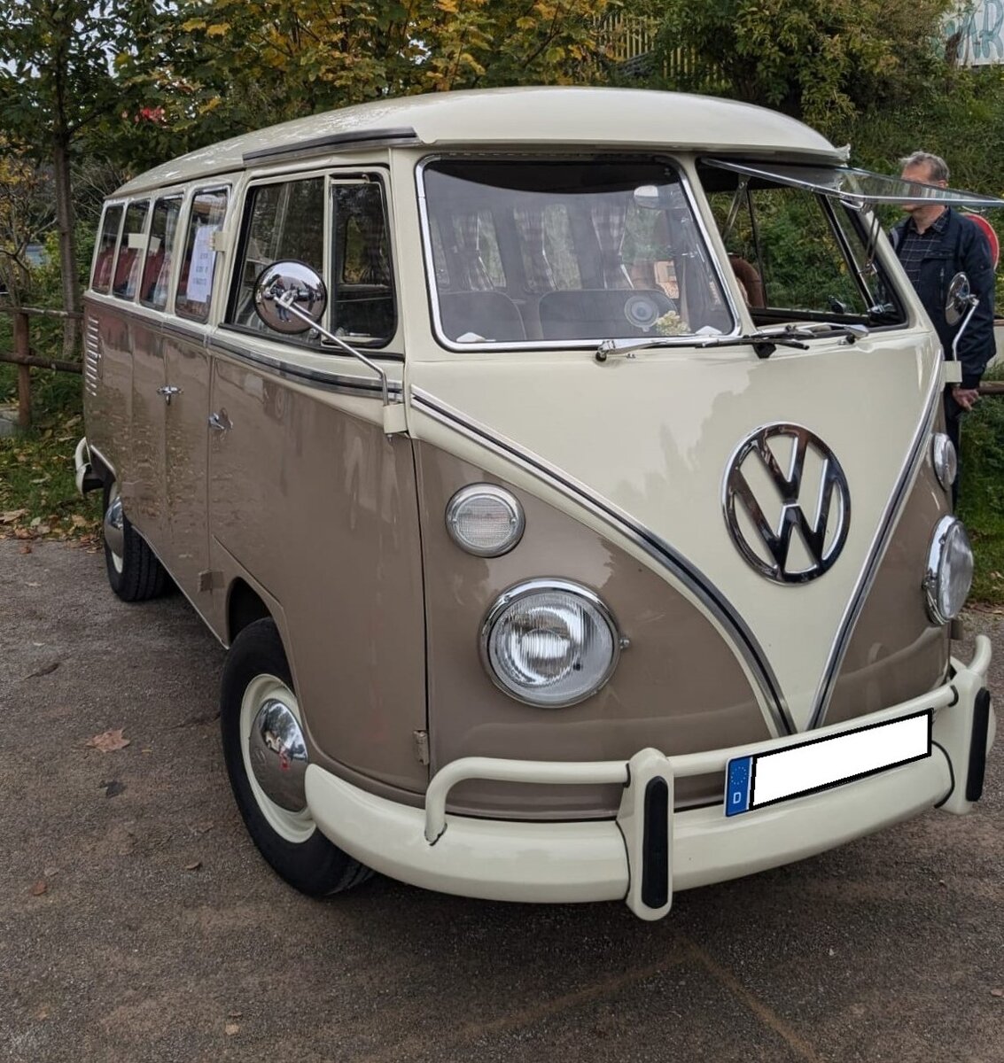 VW T1 Achtsitzer Sondermodell von Volkswagen do Brasil aus dem Jahr 1964. Der abgelichtete Wagen ist mit den sogenannten Exportstoßstangen ausgerüstet. Der im Heck verbaute, gebläsegekühlte, Vierzylinderboxermotor leistet 42 PS aus einem Hubraum von 1493 cm³. Oldtimertreffen am Theater an der Niebu(h)rg in Oberhausen am 20.10.2024.