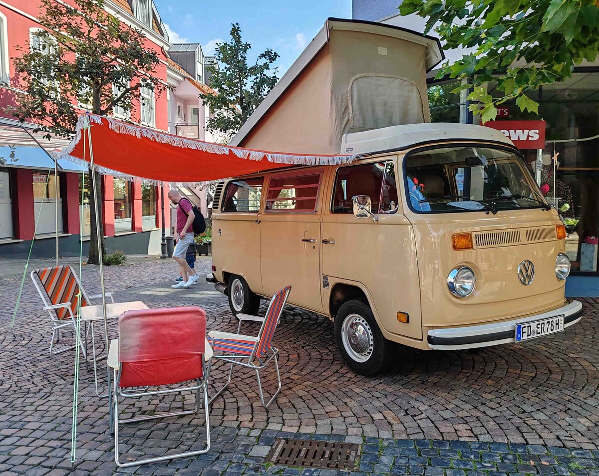 =VW T2 steht im August 2024 auf der Ausstellungsfläche beim Hünfelder Stadtfest.