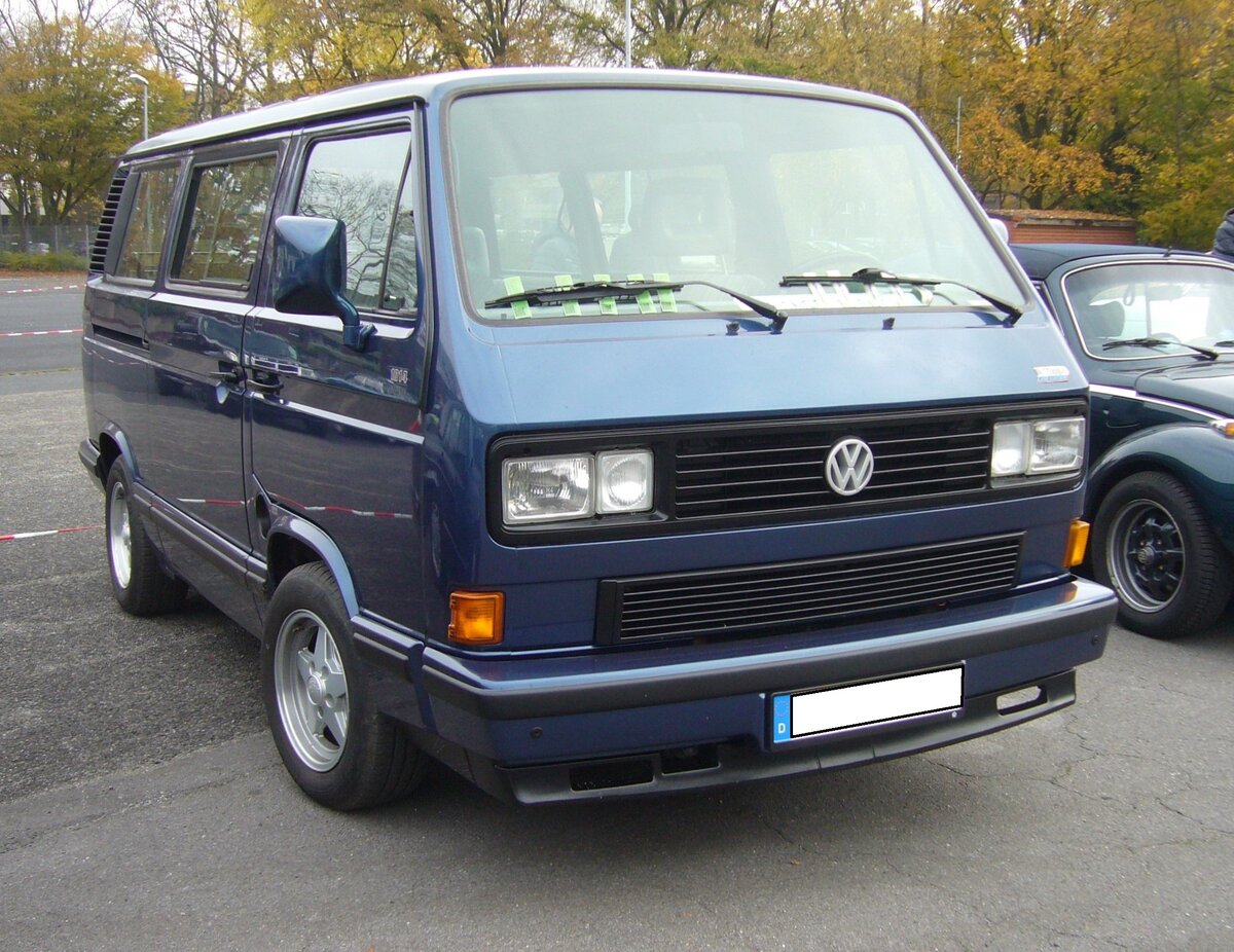 VW T3 Multivan Limited aus dem Jahr 1992 im Farbton onyxblau. Oldtimertreffen an Mo´s Bikertreff in Krefeld am 10.11.2024.