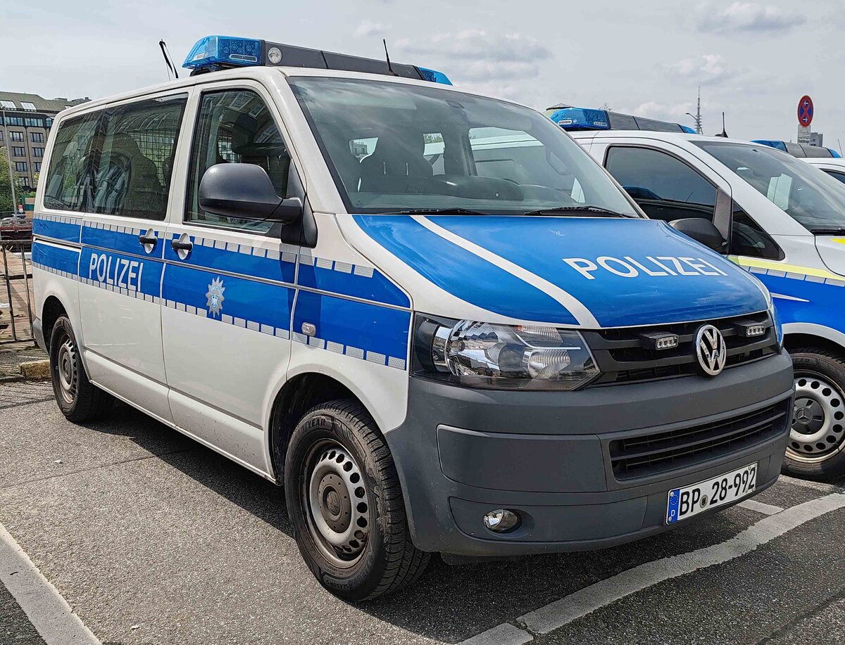 =VW T5 der Bundespolizei steht am HBF in Hamburg, 05-2024