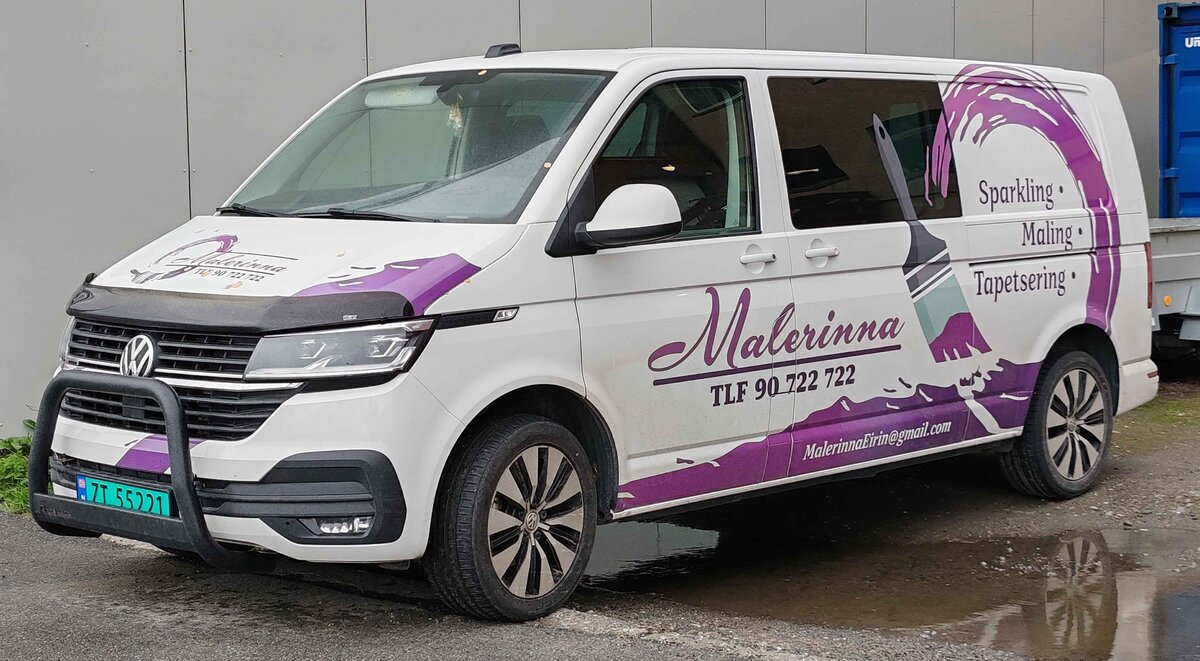 VW T6 der Firma MALERINNA steht im September 2024 im Hafengebiet von Hammerfest