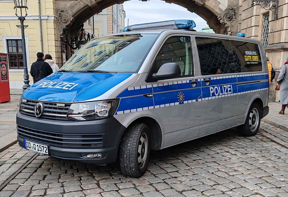 =VW T6 der sächsischen LaPo steht anl. des Stollenfestzuges zur Verkehrslenkung in Dresden, 12-2024