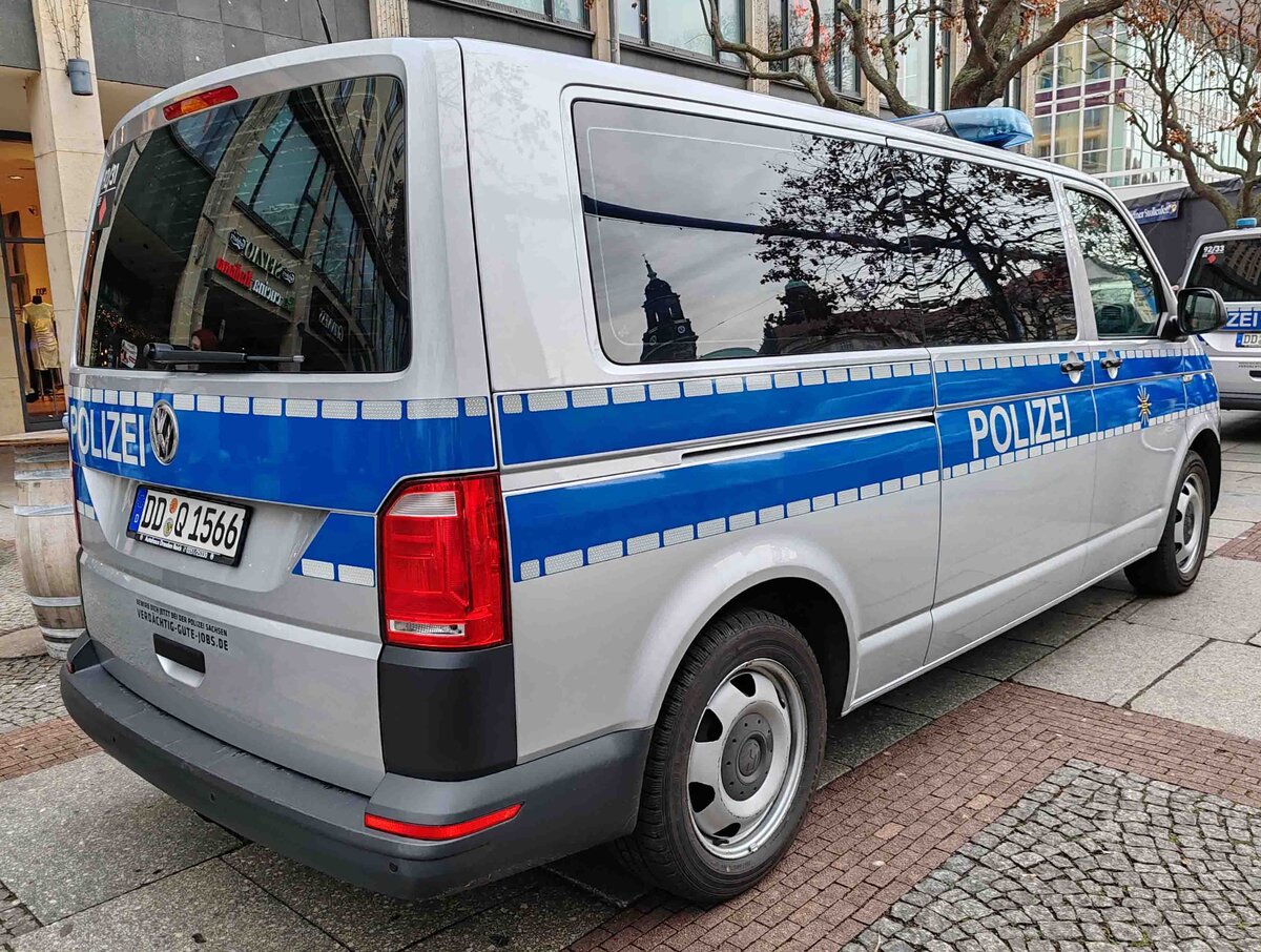 =VW T6 der sächsischen LaPo steht anl. des Stollenfestzuges zur Verkehrslenkung in Dresden, 12-2024