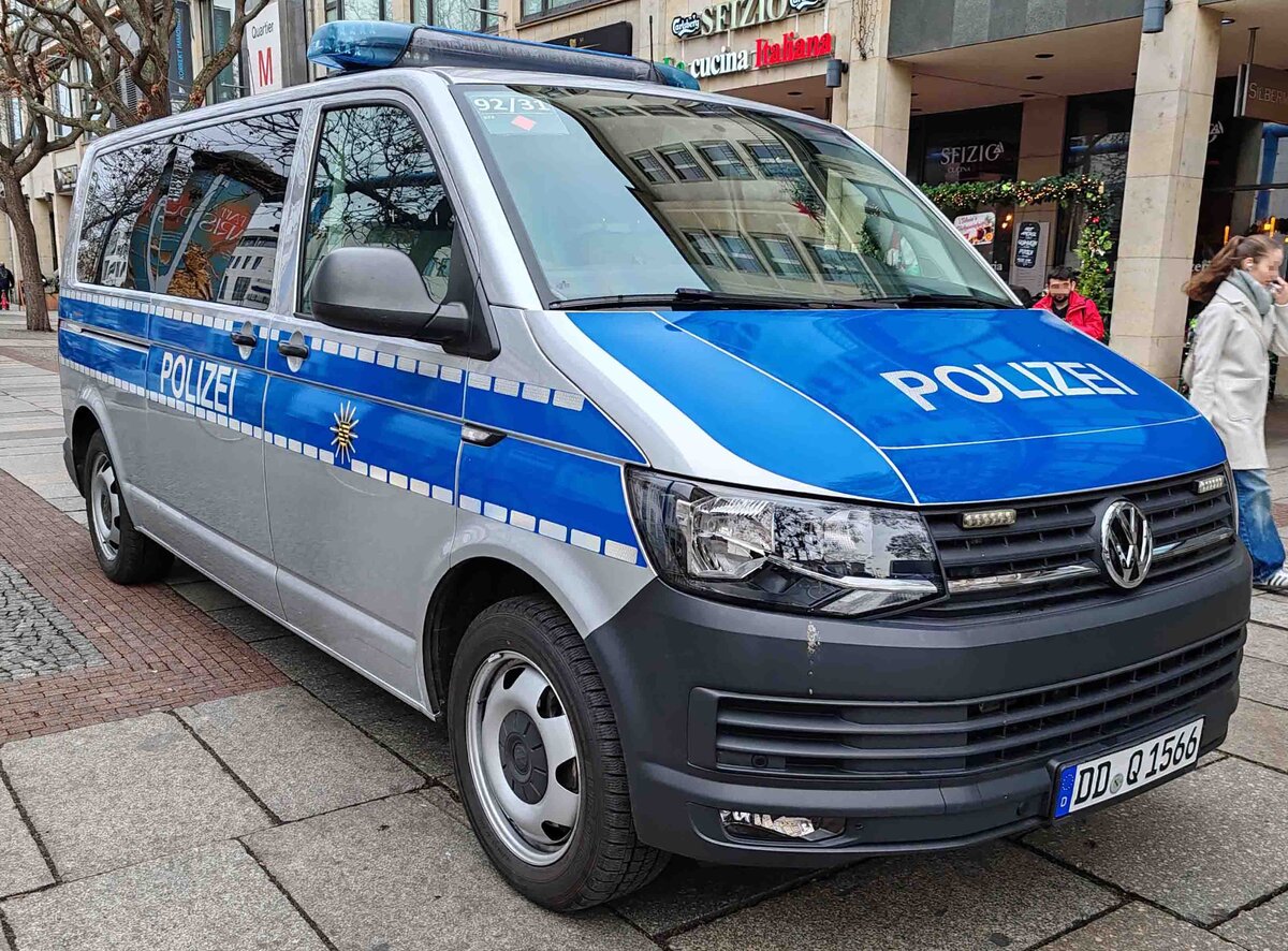 =VW T6 der sächsischen LaPo steht anl. des Stollenfestzuges zur Verkehrslenkung in Dresden, 12-2024