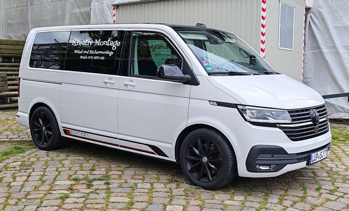 =VW T6.1 von CREATIV MONTAGE steht auf einer Baustelle in der Hafencity Hamburg, 05-2024