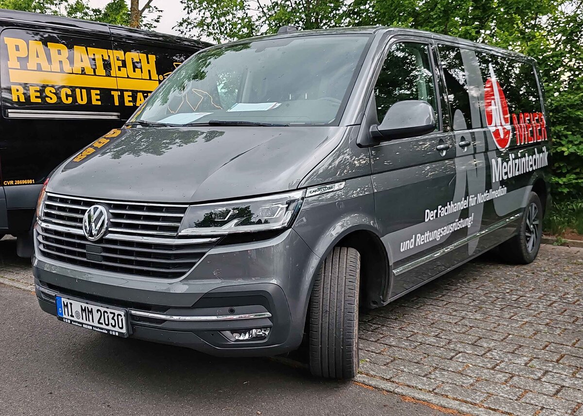 =VW T6.1 von MEIER-Medizintechnik, abgestellt auf dem Parkplatz der RettMobil im Mai 2024