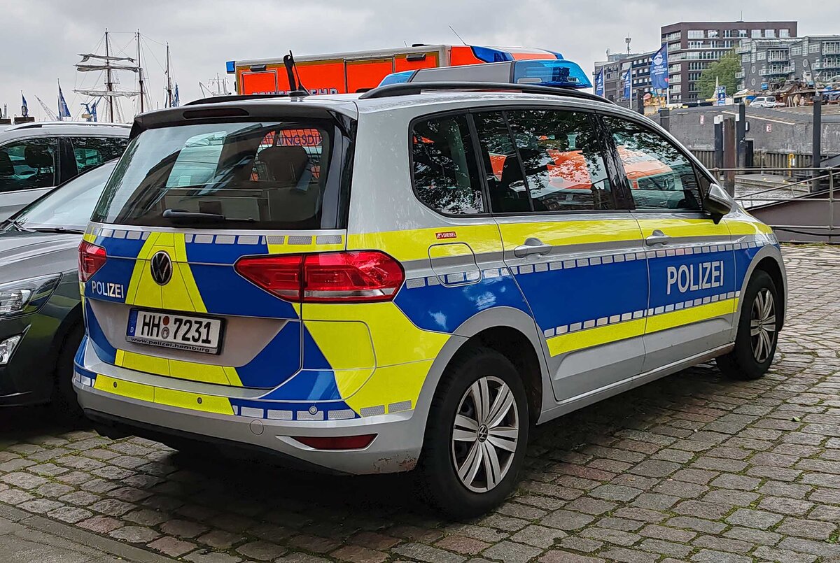 =VW Touran als Einsatzfahrzeug der Hamburger Polizei, 05-2024