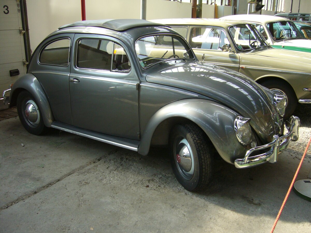 VW Typ 1 aus dem Jahr 1954. Im Jahr 1938 schrieb die New York Times von Tausenden und abertausenden glänzenden kleinen Käfern, die bald die deutschen Autobahnen bevölkern werden. In diesem Zusammenhang wurde der Begriff  Käfer  bzw.  Beetle  für den Typ 1 zum ersten mal verwendet. Die Geschichte dieses Modelles ist hinlänglich bekannt. Der gezeigte  Käfer  ist im damals aufpreispflichtigen Metallicfarbton stratossilber lackiert und mit einem Faltschiebedach und Exportstossstangen ausgerüstet. Der im Heck verbaute, gebläsegekühlte, Vierzylinderboxermotor hat einen Hubraum von 1192 cm³ und leistet 30 PS. Historama Ferlach/Kärnten am 16.08.2023.