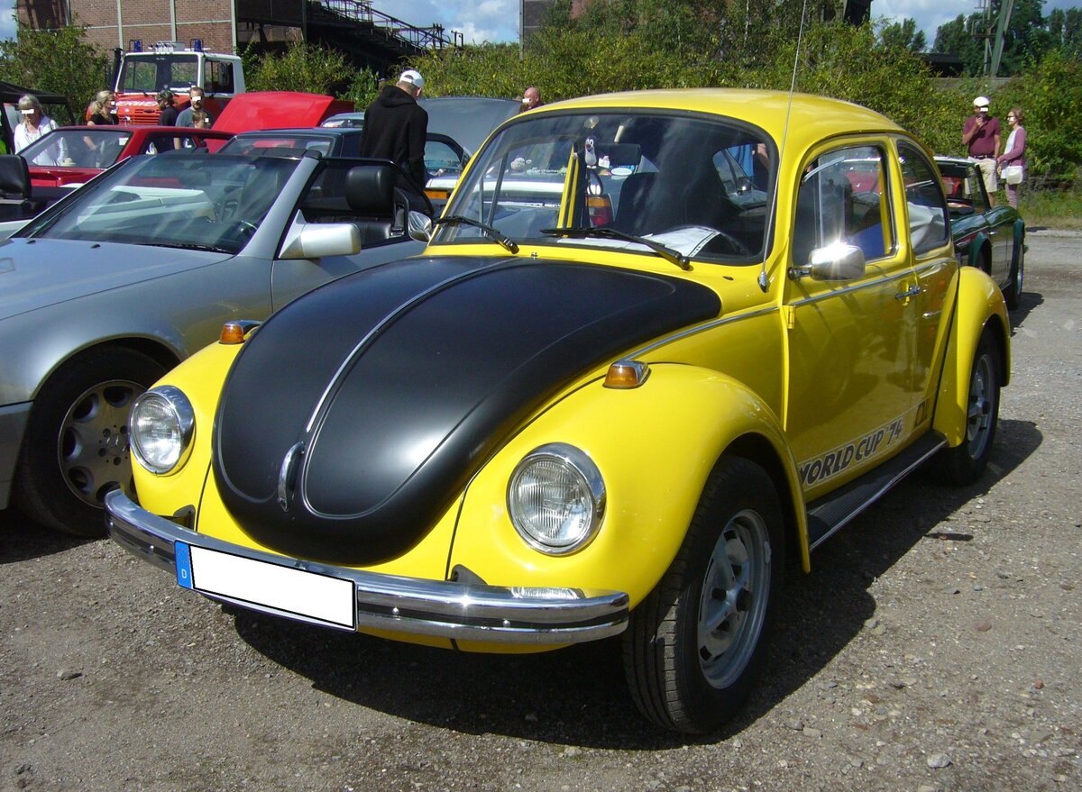 VW Typ 1  World-Cup  aus dem Jahr 1974. Von diesem Sondermodell, anlässlich der Fußballweltmeisterschaft 1974 in Deutschland, gelangten nur 300 Fahrzeuge in den Verkauf. Es standen vier Farben zur Auswahl: cliffgrün, leuchtorange. senegalrot und das rallyegelb, in dem der abgelichtete Käfer lackiert ist. Die Motorisierung stammt vom 1303. Es gab dieses Sondermodell auch als Cabriolet. Meines Wissens wurden diese Cabriolets aber nur an die Spieler und die Trainer der 1974´er Weltmeistermannschaft verschenkt. 10. Oldtimertreffen des AMC Duisburg am 25.08.2024 am LaPaDu Duisburg.