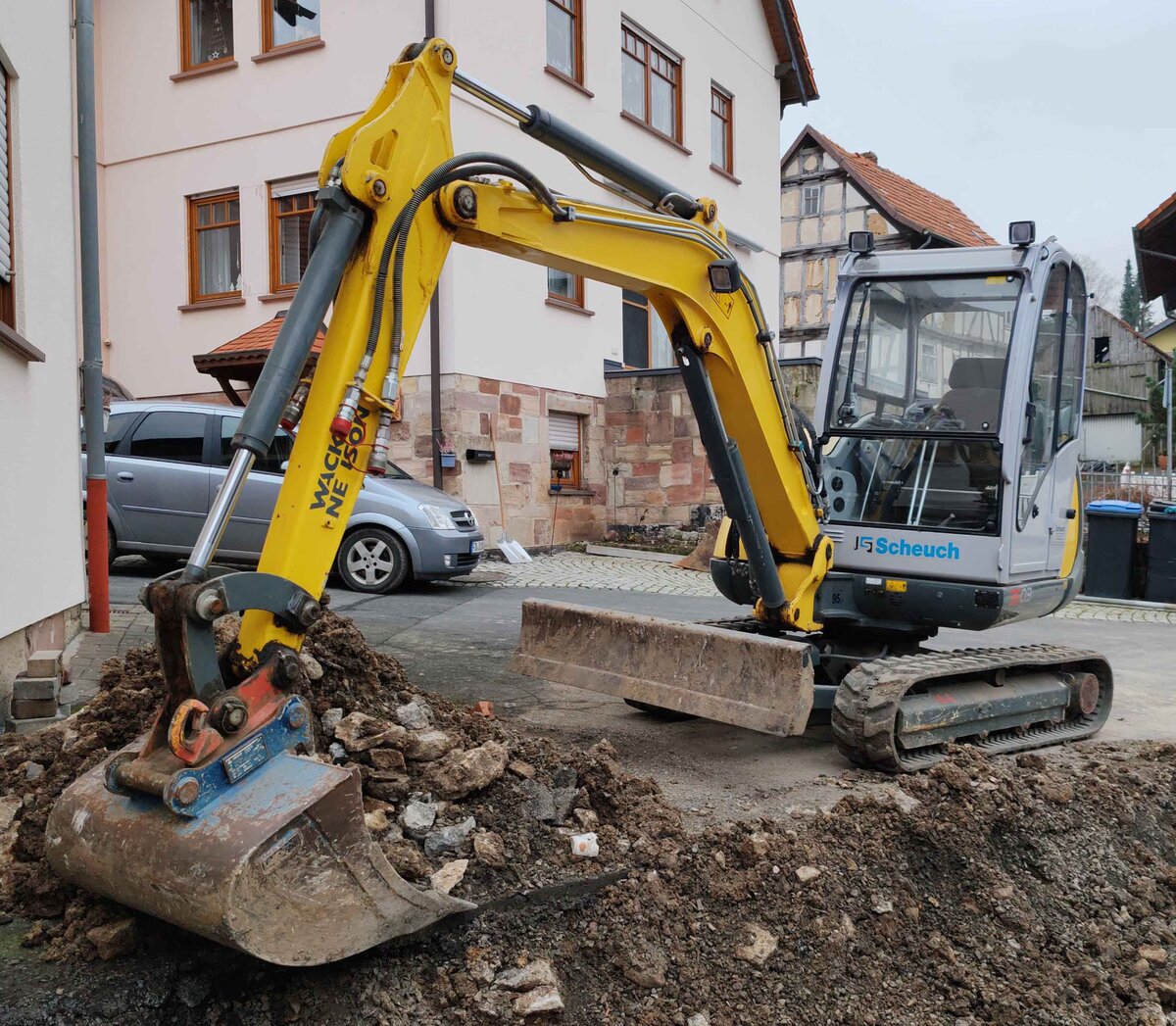 =Wacker Neuson 3503 steht im Dezember 2024 auf einer Baustelle in Hünfeld