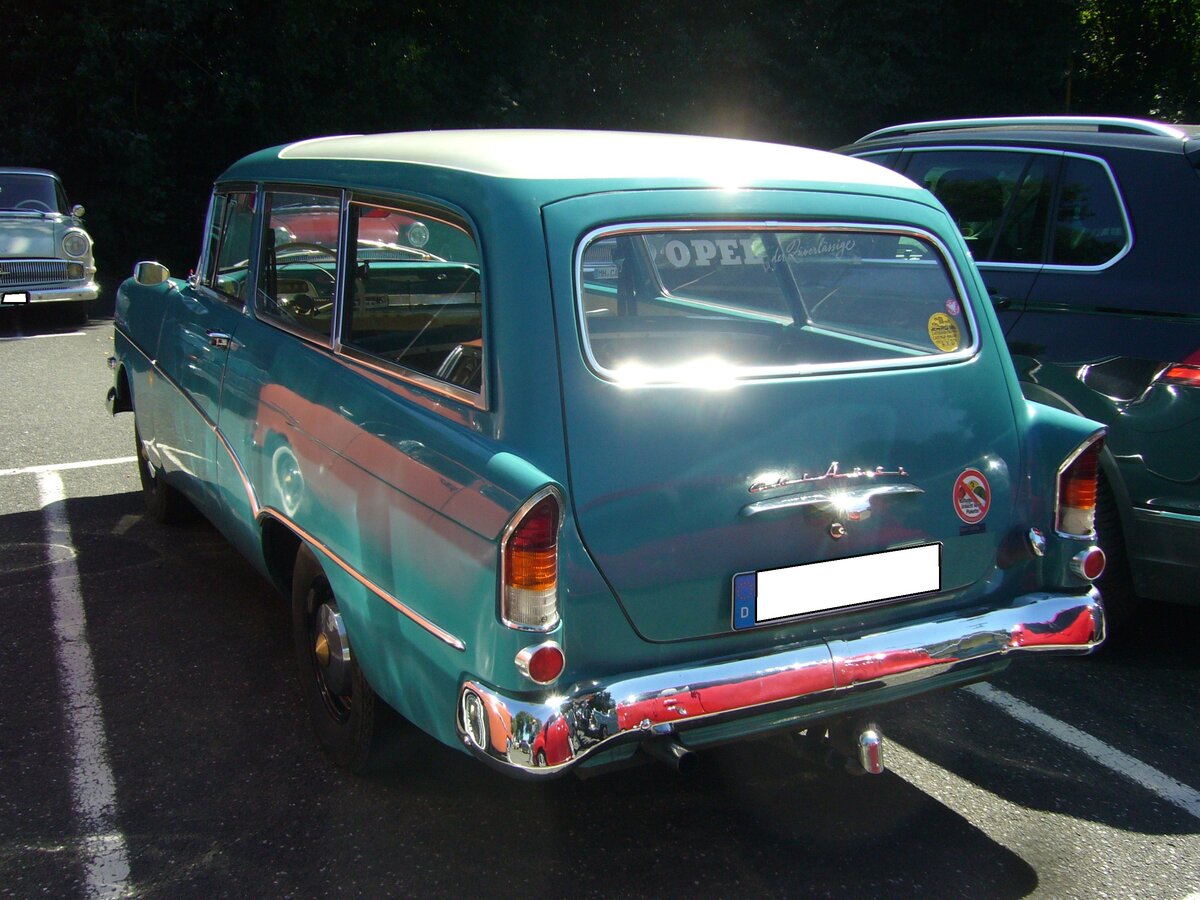 Während einer Kaffeepause bei der Ausfahrt zum Panoramatreffen der Alt-Opel IG am 10.08.2024  konnte man auf einem Parkplatz in Velbert die Heckansicht eines Opel Rekord P1 CarAvan im Farbton neptunblau bewundern.