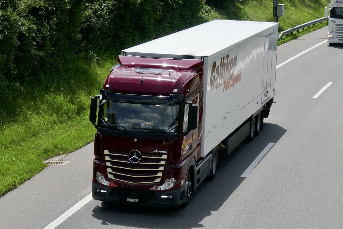 Weiterer MB Actros Sattelzug von Galliker der am 28.6.24 unterwegs zum Trucker Festival ist auf der A8 in Matten b. Interlaken.