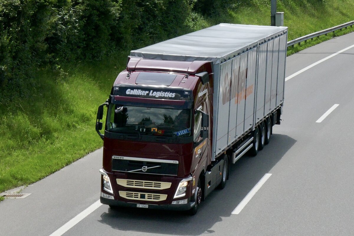 Weiterer Volvo Sattelzug von Galliker der am 28.6.24 unterwegs zum Trucker Festival ist auf der A8 in Matten b. Interlaken.