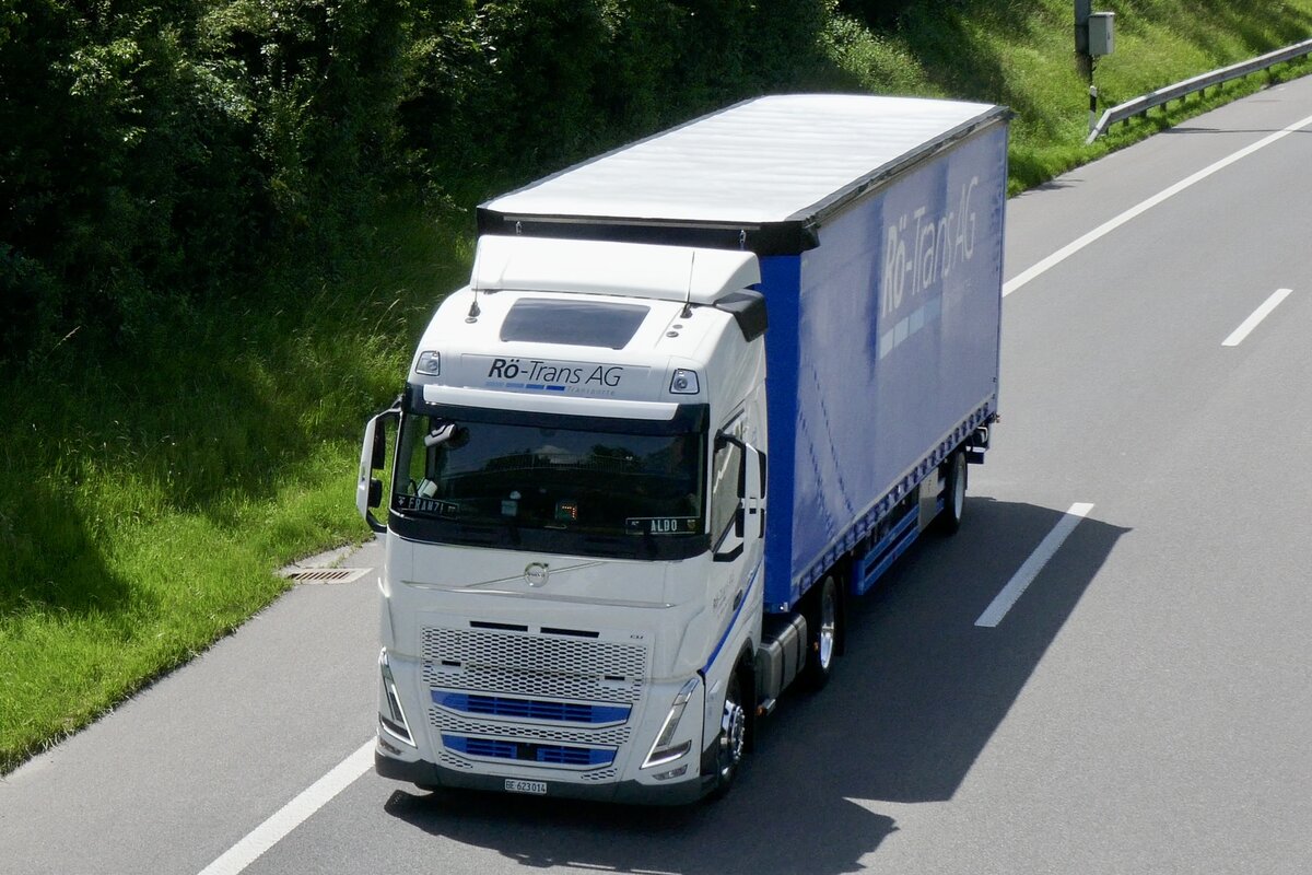 Weiterer Volvo Sattelzug von Rö-Trans der am 28.6.24 unterwegs zum Trucker Festival ist auf der A8 in Matten b. Interlaken.