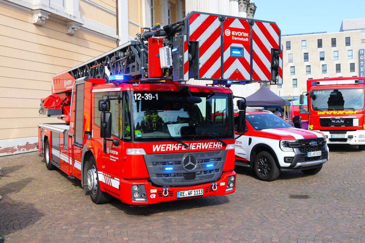 Werkfeuerwehr EVONIK Industries Darmstadt Mercedes Benz Rosenbauer DLK23/12 am 07.09.24 beim Blaulichttag in Darmstadt