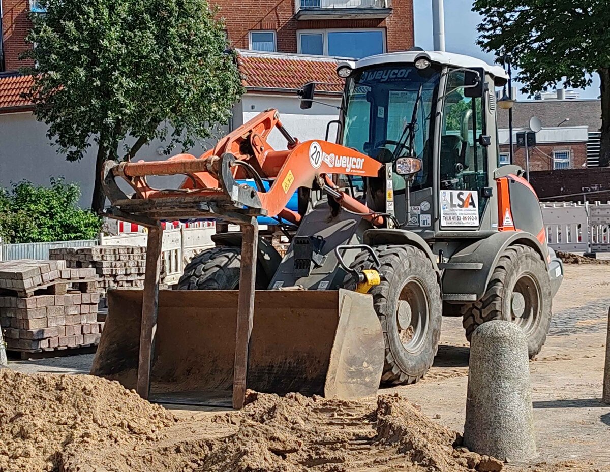 =Weycor-Radlader steht auf einer Baustelle in Lauenburg, 06-2024