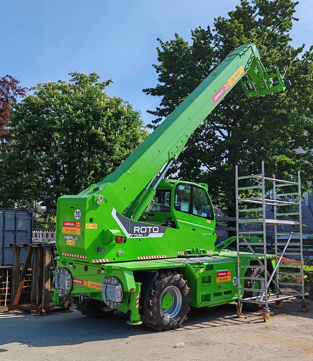 =Zeppelin 70.24s Teleskoplader steht auf einer Baustelle in Hamburg im Mai 2024