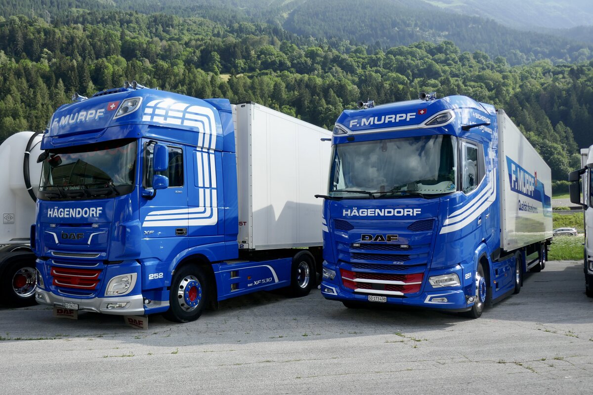 Zwei DAF Sattelzüge von F. Murpf die am 14.7.24 beim Trucker Treffen in Ambri stehen.