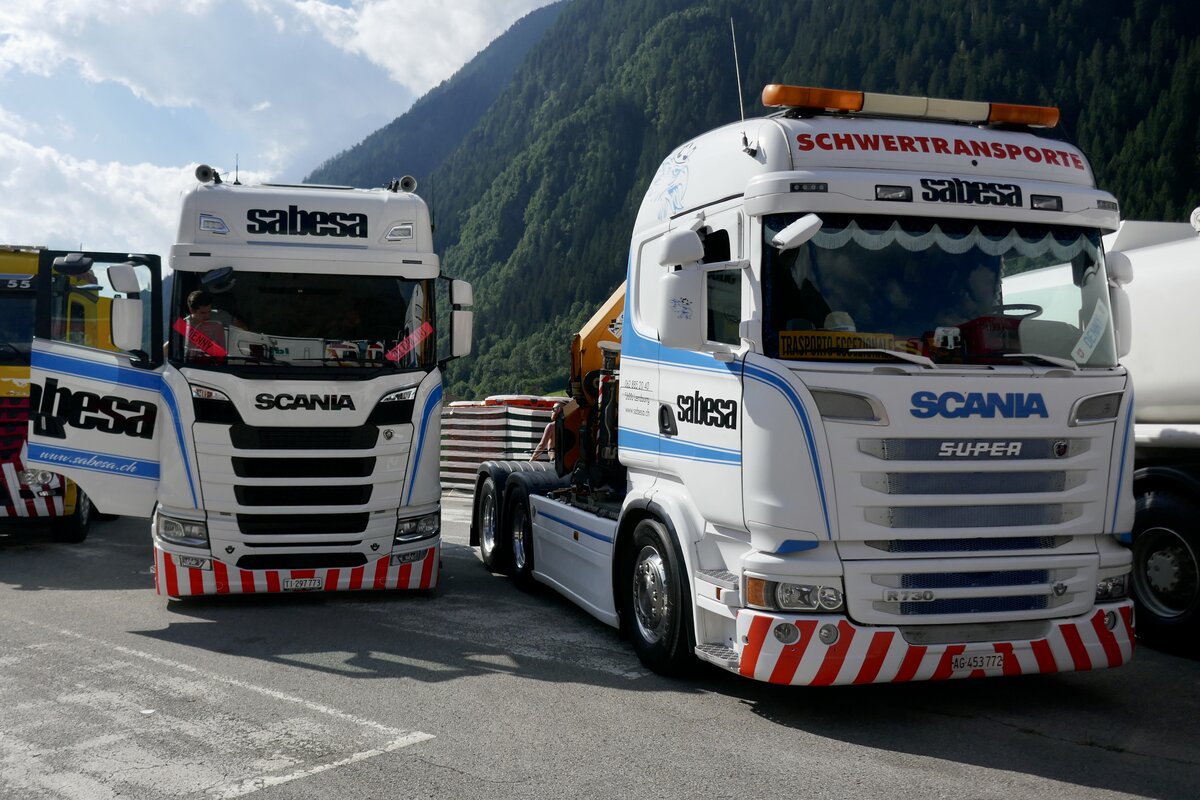 Zwei Scanias vom Sabesa die am 14.7.24 beim Trucker Treffen in Ambri stehen.