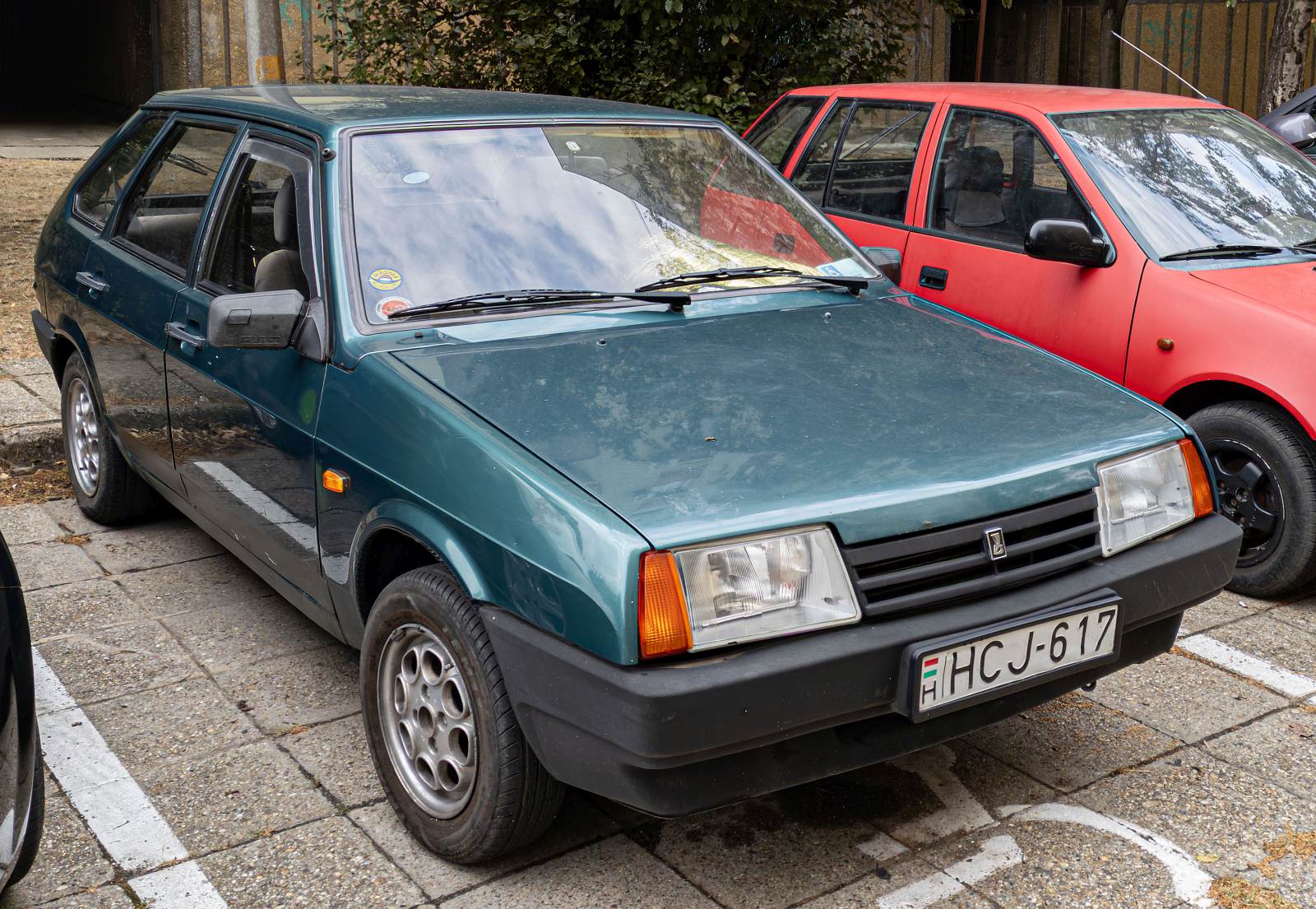 1999-er dreitürer Lada Samara in der Farbe Jade Green (Jadegrün), fotografiert in 09.2024.