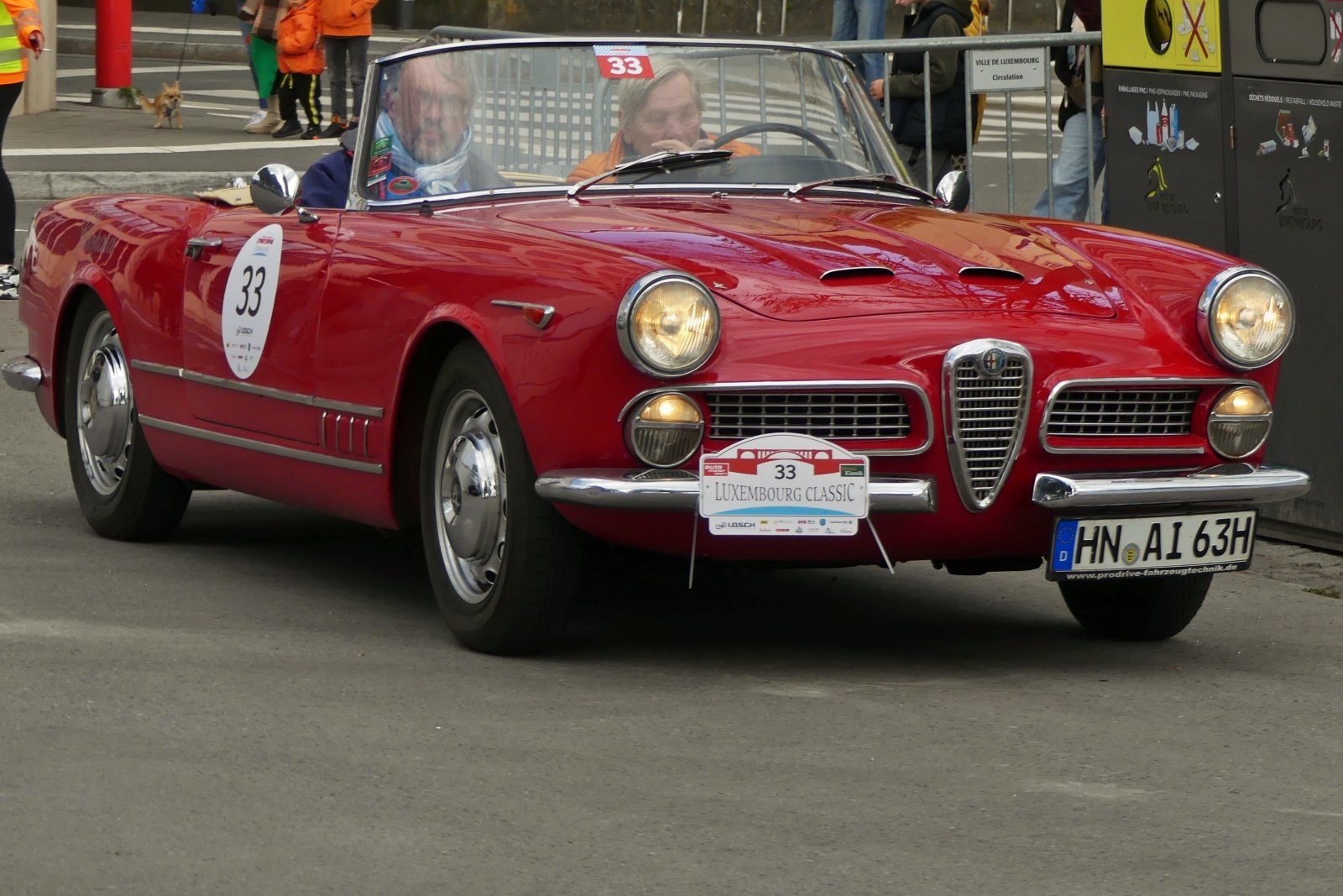 Alfa Romeo Spider 2000 Touring, BJ 1960, erreicht das Endziel der Luxemburg Classic in der Stadt Luxemburg. 14.09.2024