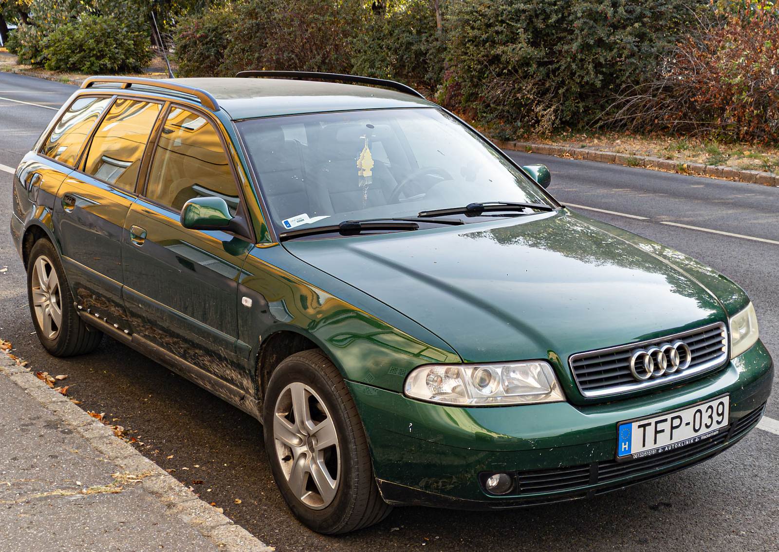 Audi A4 Avant aus der ersten generation (also B5), in der Farbe: Kaktusgrün. Foto: September, 2024.