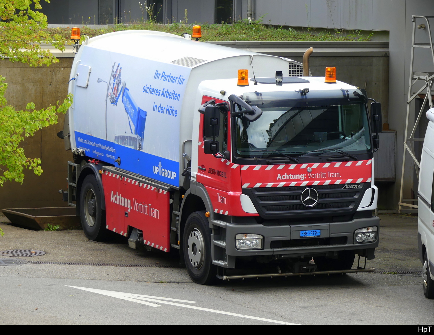 Bern Mobil - Mercedes Axor als Tram Gleisreiniger im Busdepot beim Europaplatz ausgestellt anlässlich der 100 Jahr Feier von Bern Mobil am 2024.09.14