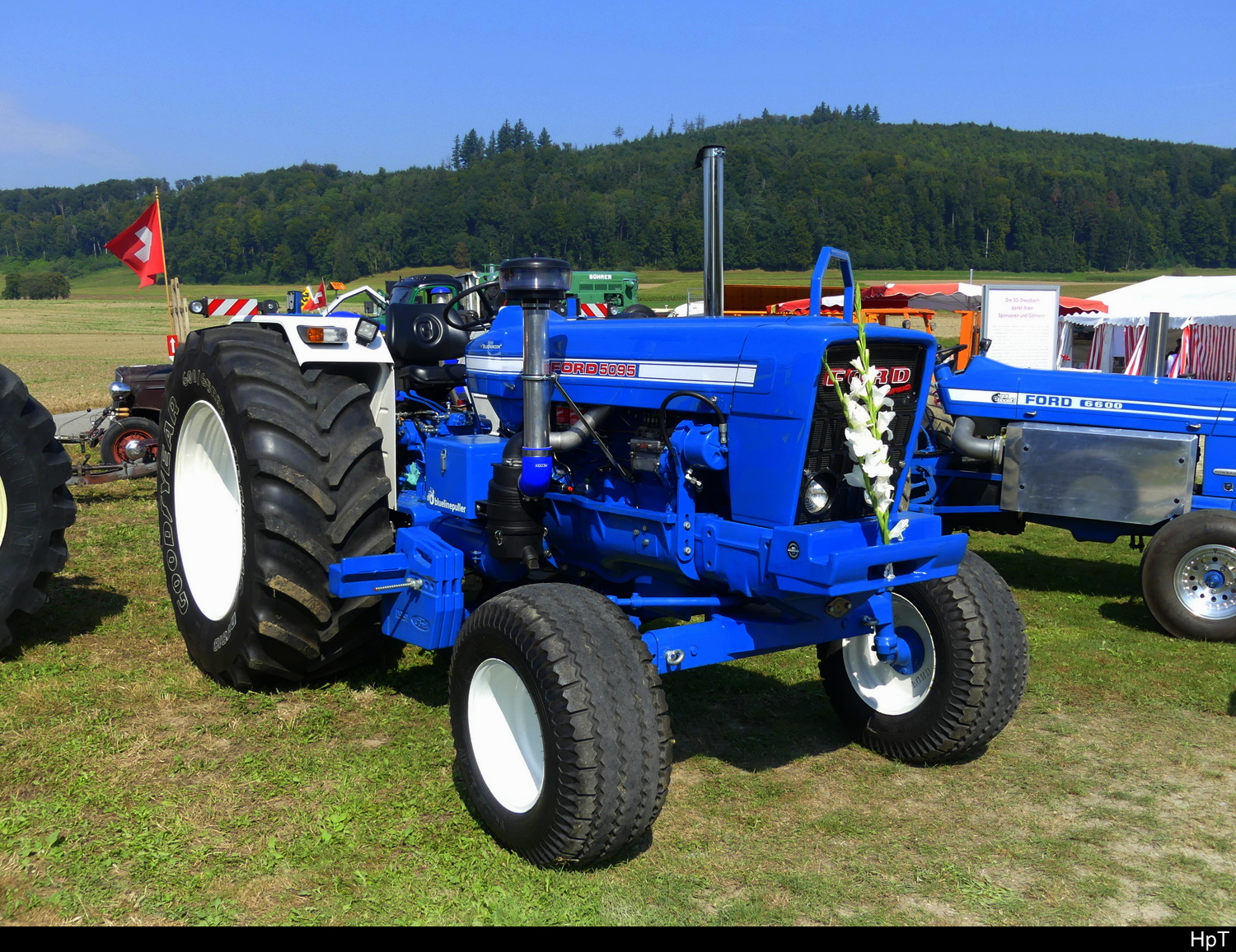 Blauer Ford 5095 in Diessbach/BE am 1 Traktoren - Treff am 2024.09.01