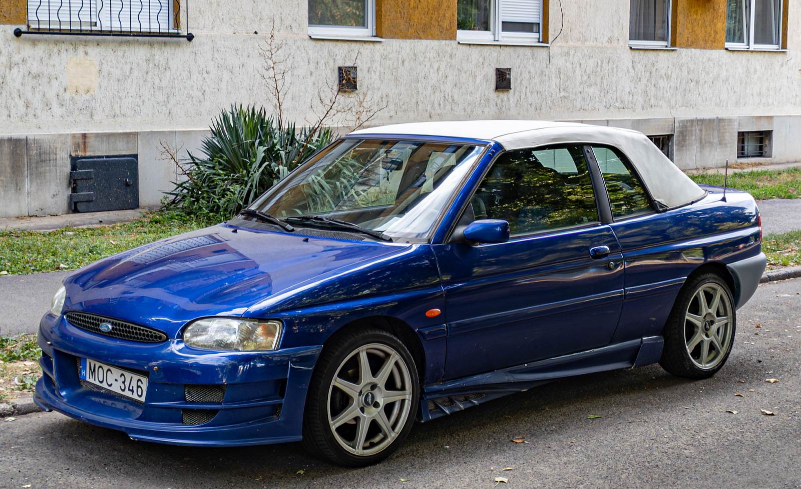 Blauer Ford Escort Cabriolet (6. Generation) optisch getunt. Foto: 08.2024