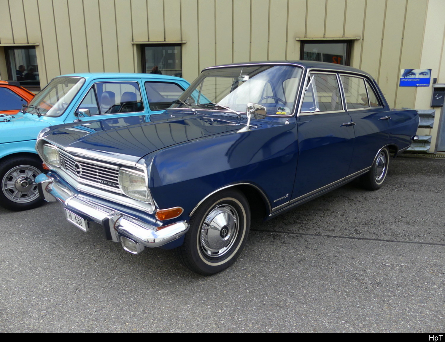 Blauer Opel Rekord 1900 L am Oldtimer Treff in Bleienbach am 2024.09.29