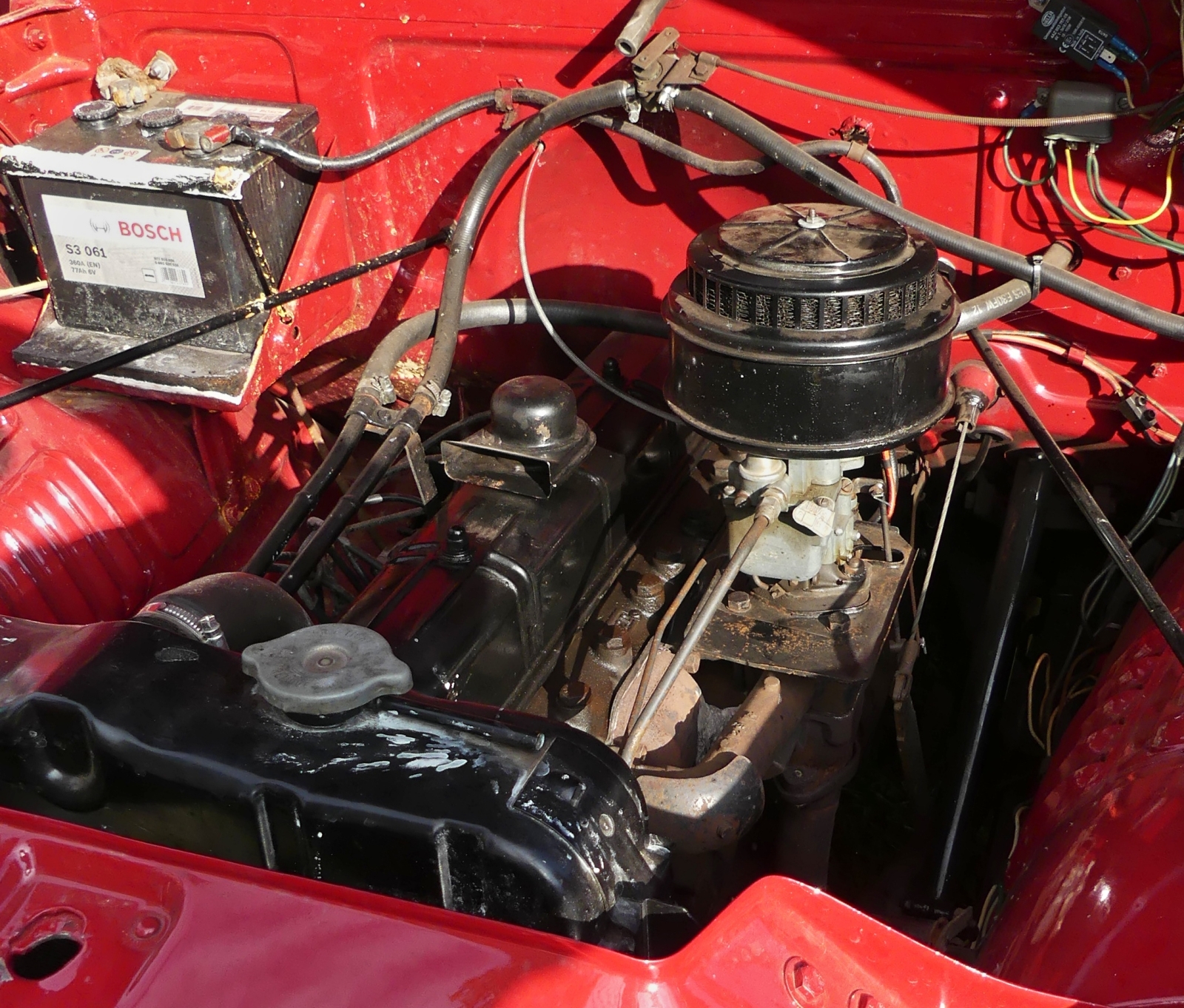 Blick in den Motorraum des Opel Blitz 2,5 L-330; Typ: TSF; BJ 1957; 75 Kw; 2473 ccm; Benziner, aus der Sammlung des Feuerwehrmuseum in Wiltz am Tag der Rettungskrfte in Echternach. 22.09.2024