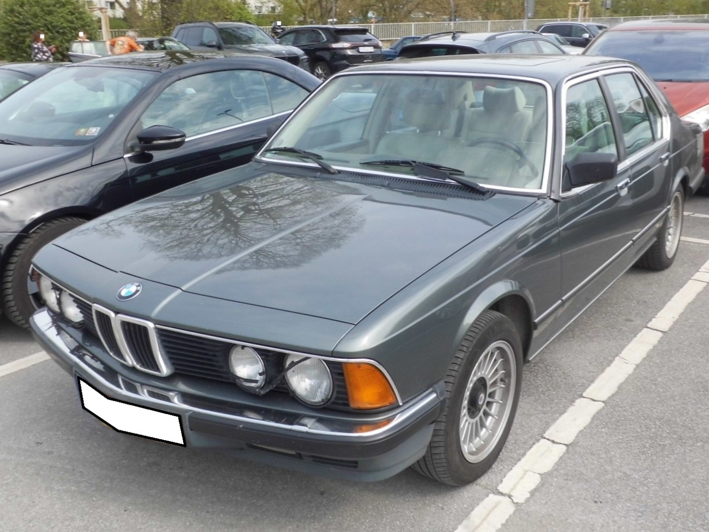 BMW E23 735i im Farbton 151 ascotgraumetallic. Als Nachfolger des bisherigen Spitzenmodelles BMW E3 erschien im Mai 1977 die Baureihe E23, besser bekannt als 7´er Reihe. Das Modell war anfänglich als BMW 728, BMW 730 und BMW 733i lieferbar. Mit dem ersten  Facelift  im September 1979 wurde die Modellpalette um den 735i erweitert. Der Sechszylinderreihenmotor mit einem Hubraum von 3530 cm³ leistet 218 PS. Besucherparkplatz der Essener Techno Classica am 05.04.2024.