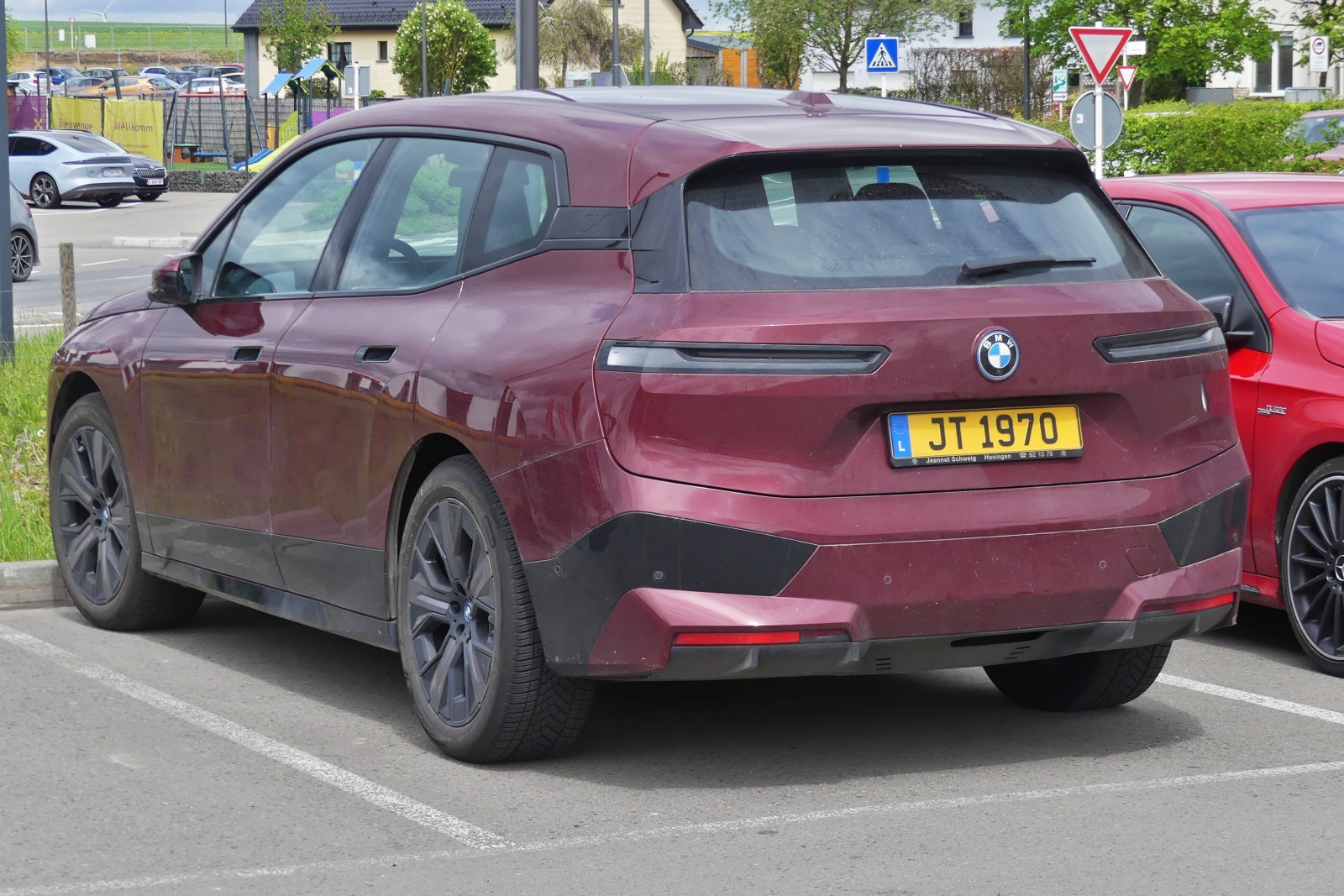  BMW iX gesehen am Rande eines Parkplatzes. 05.2024