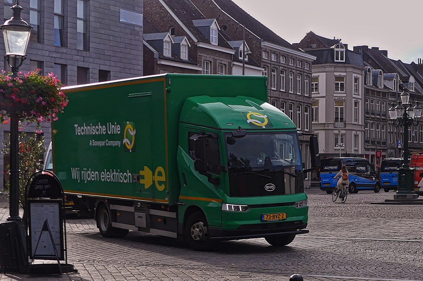 BYD ETM6 Elektro LKW mit Kastenaufbau, unterwegs in Maastricht. 12.09.2024 