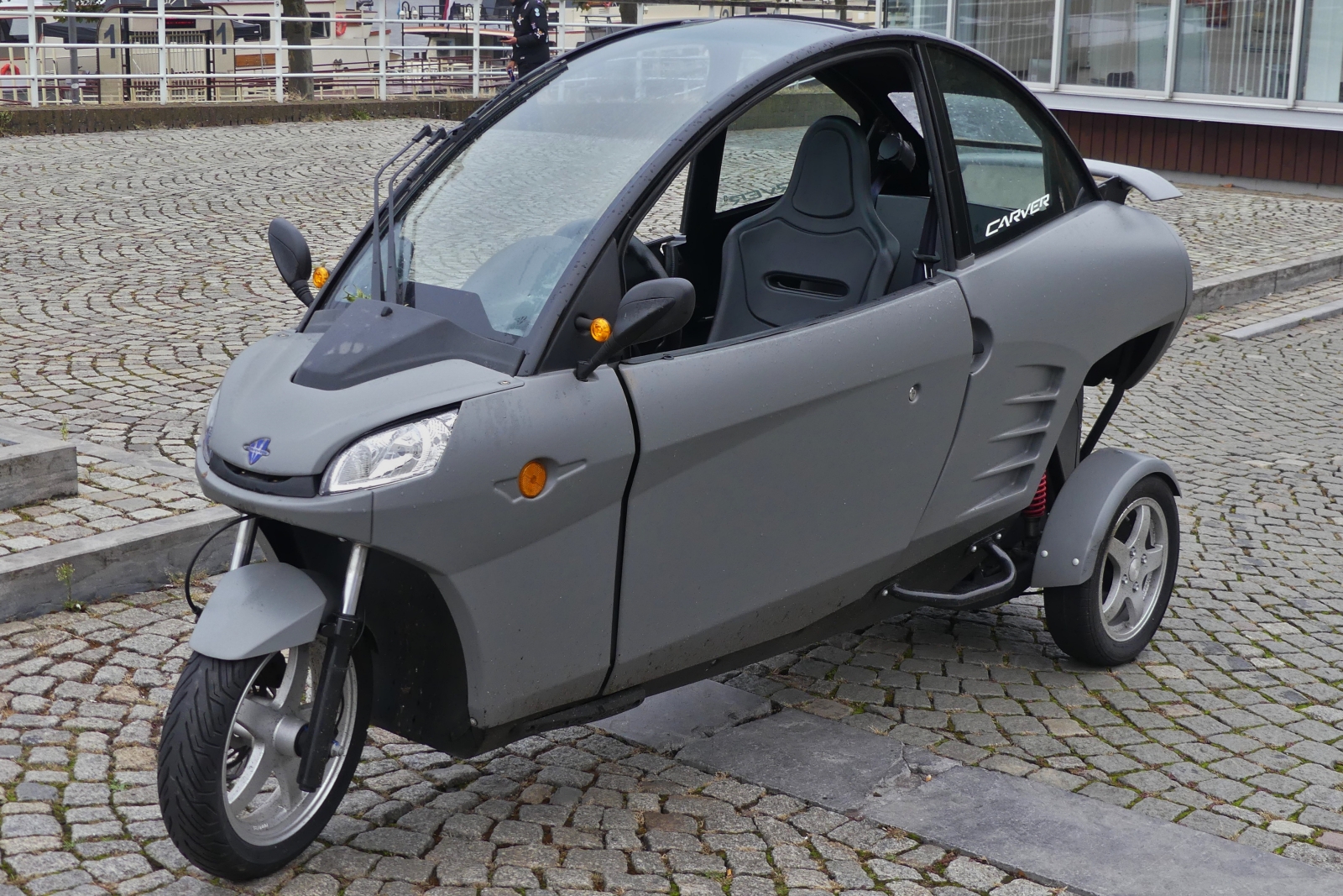 CARVER eKabinenroller, steht auf einem Parkplatz in Maastricht. 13.09.2024